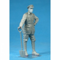 CSM 1/35 British Armoured Car Division Serviceman With Shovel