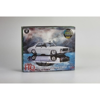 DDA 1/24 HQ Holden Slammed Custom 4 Door Monaro - Sealed Body Opening Bonnet w/Engine Plastic Model Kit