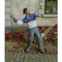 Firestorm 1/35 Teenager Throwing Rock