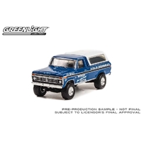 Greenlight 1/64 Midwest Four Wheel Drive Centre 1974 F-250 w/Camper Shell Diecast Car