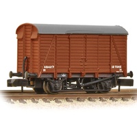 Graham Farish N SR 12T Ventilated Van Even Planked BR Bauxite (Early)