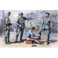 ICM 1/35 German Patrol (1939-1942) (4 Figures - 1 officer 2 soldiers 1 civilian) Plastic Model Kit