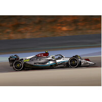Minichamps 1/18 Mercedes-AMG Petronas Formula One Team F1 W13 E Performance - Lewis Hamilton – 2022 Diecast Car