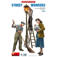 Miniart 1/35 Street Workers Plastic Model Kit