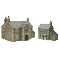 Metcalfe HO Manor Farm House Card Kit
