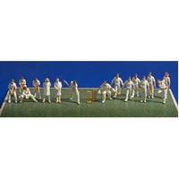 Peco OO Modelscene 15 Cricketers with Umpires & Wicketset