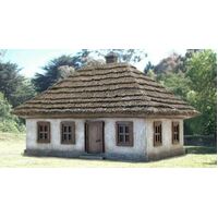 Pegasus 7802 1/72 Ukrainian Style House - Pre-painted cold cast (2 per pack)