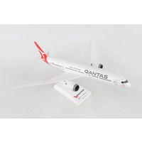 Sky Marks 1/200 B787-9 Qantas New Livery Plastic Model