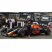 Spark 1/18 Red Bull Racing Honda RB16B No.33 Red Bull Racing - Winner Abu Dhabi GP 2021 - World Champion Edition With No.1 Board and Pit Board. Max Ve