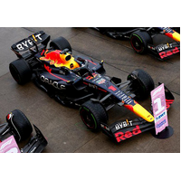 Spark 1/18 Oracle Red Bull Racing RB18 No.1 Oracle Red Bull Racing - Winner Japanese GP 2022 Diecast Car