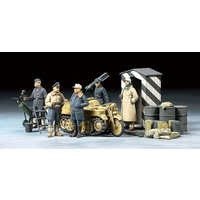 Tamiya 1/48 German Luftwaffe Crew (Winter) w/Kettenkraftrad 32412